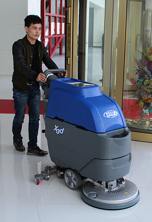 Battery charged floor cleaning machine
